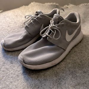 Nikes size 8 tennis shoes